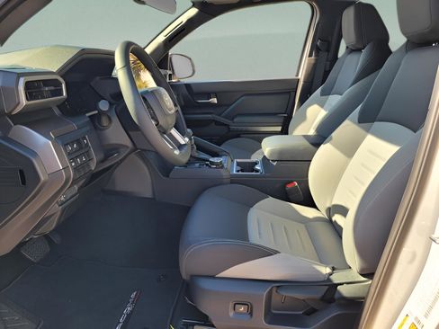 Certified 2025 Toyota Tacoma TRD Off-Road image 9