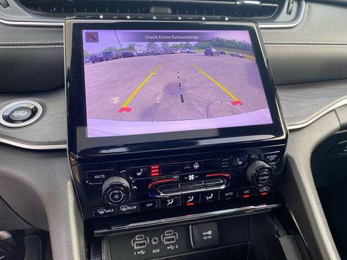 Used 2023 Jeep Grand Cherokee L Limited AWD/4WD image 41