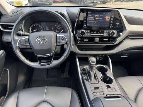 Used 2021 Toyota Highlander XLE image 17