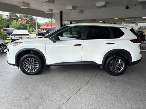 Used 2024 Nissan Rogue S FWD image 3