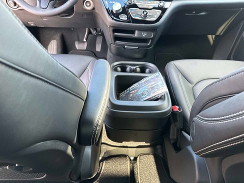 New 2026 Chrysler Pacifica Select w/ S Appearance Package image 16