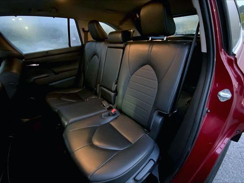 Used 2023 Toyota Highlander XLE image 19