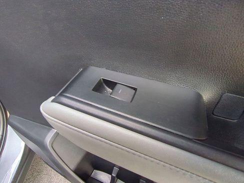 Used 2023 Toyota Highlander LE image 37