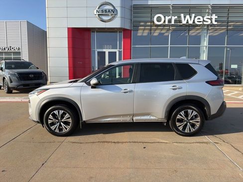 Used 2022 Nissan Rogue SV image 2