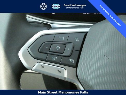 Certified 2025 Volkswagen Taos SE image 12