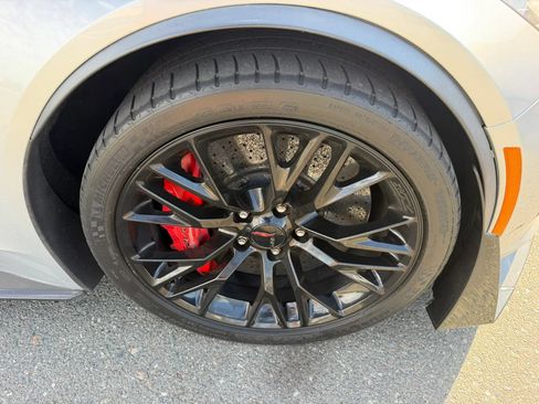 Used 2015 Chevrolet Corvette Z06 w/ 3LZ Preferred Equipment Group RWD image 31