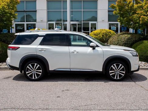 Used 2024 Nissan Pathfinder Platinum FWD image 1