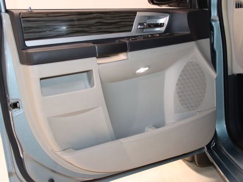 Used 2010 Chrysler Town & Country Touring Plus w/ Premium Group FWD image 35