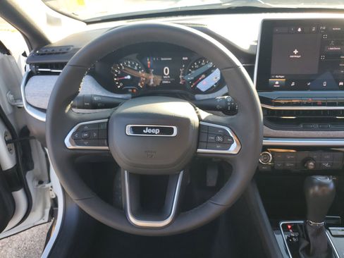 Used 2023 Jeep Compass Latitude image 16