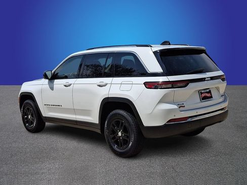 Used 2023 Jeep Grand Cherokee Laredo AWD/4WD image 6