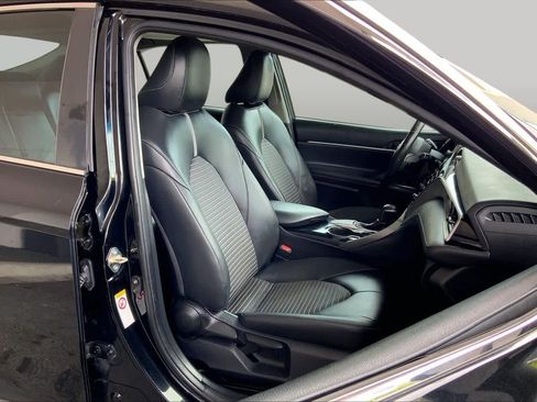 Used 2018 Toyota Camry SE w/ Moonroof Package FWD image 9