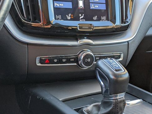 Used 2019 Volvo XC60 T5 Momentum w/ Premium Package image 18