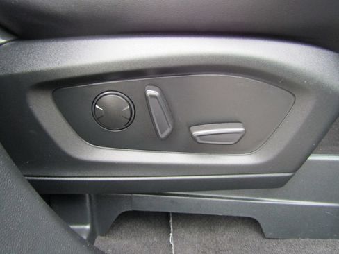 Used 2024 Ford Explorer XLT w/ Equipment Group 202A AWD/4WD image 39