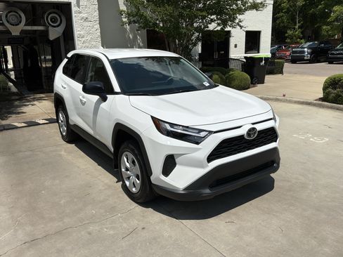 Used 2025 Toyota RAV4 LE AWD/4WD image 2