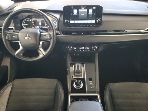 Used 2023 Mitsubishi Outlander SE image 10