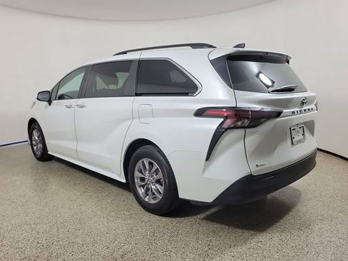 Used 2025 Toyota Sienna XLE FWD image 7