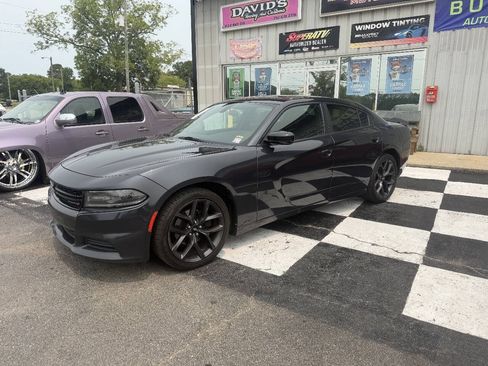 Used 2019 Dodge Charger SXT w/ Blacktop Package RWD image 2