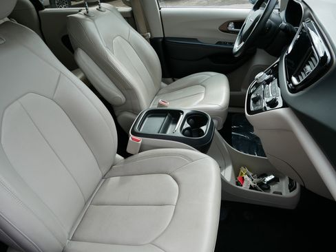 Used 2017 Chrysler Pacifica Touring-L w/ Tire & Wheel Group image 23