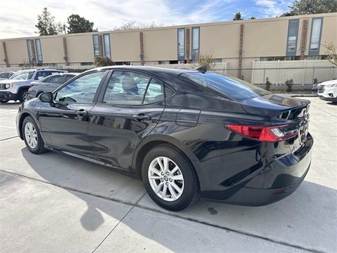 Used 2025 Toyota Camry LE image 5