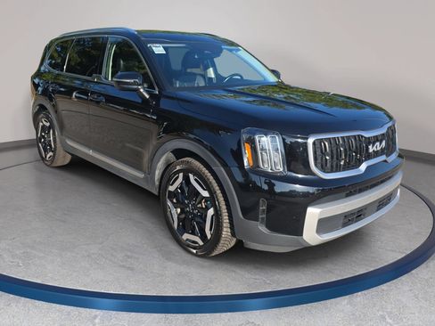 Used 2024 Kia Telluride EX w/ EX Captain's Chair Package FWD image 3