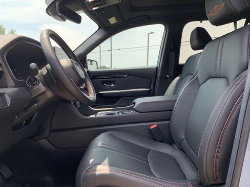 Used 2025 Honda Pilot TrailSport image 16