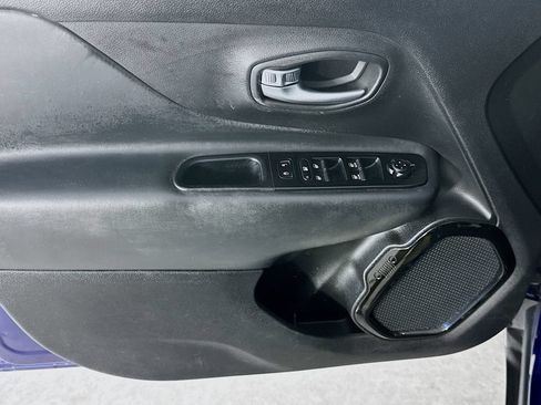 Used 2019 Jeep Renegade Altitude w/ UConnect 8.4 Nav Group FWD image 25