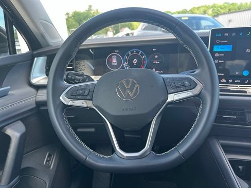 Used 2025 Volkswagen Tiguan SE AWD/4WD image 21