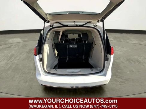 Used 2018 Chrysler Pacifica Touring-L image 12