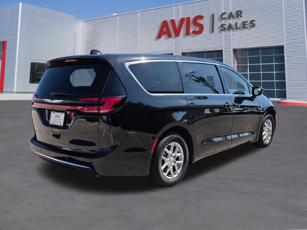 Used 2026 Chrysler Pacifica Select FWD image 6