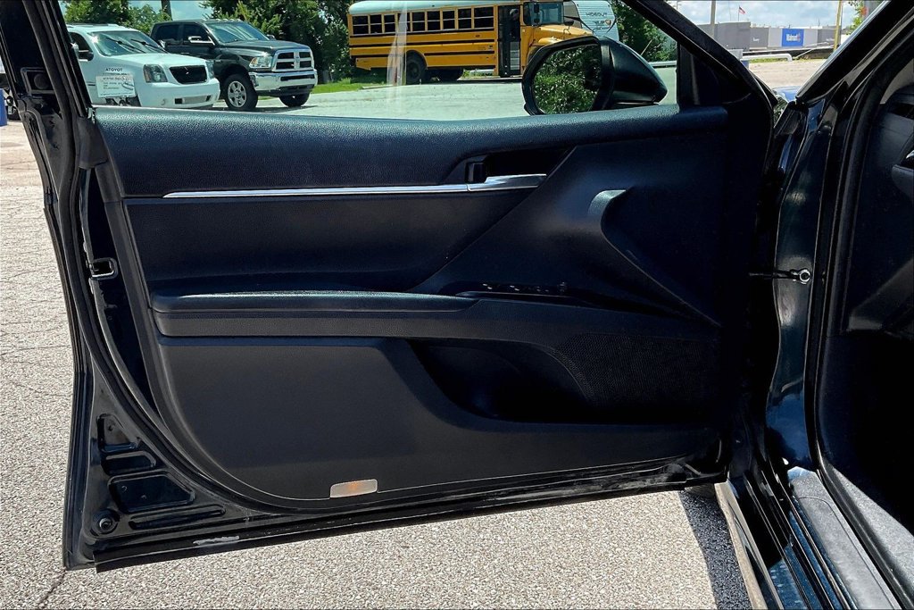Used 2019 Toyota Camry SE FWD image 19