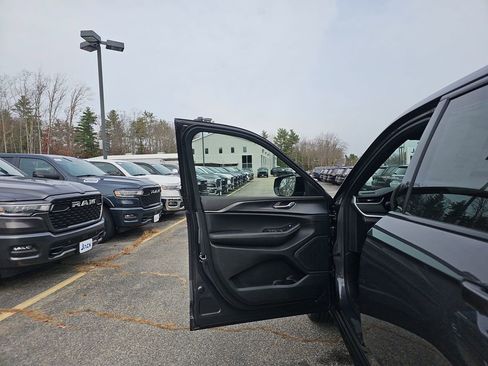 New 2025 Jeep Grand Cherokee Altitude image 14