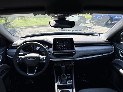 Certified 2025 Jeep Compass Latitude image 19