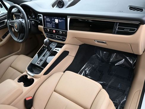 Certified 2025 Porsche Macan AWD/4WD image 31