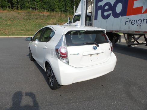 Used 2013 Toyota Prius C One FWD image 12