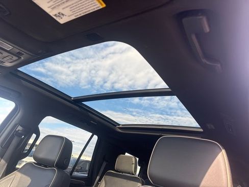 Used 2023 GMC Yukon SLT w/ SLT Premium Package image 12