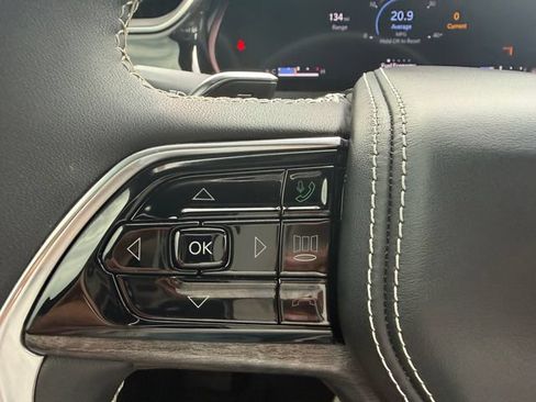 Used 2023 Jeep Grand Cherokee Overland w/ Luxury Tech Group IV AWD/4WD image 28