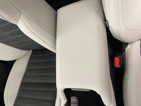 New 2025 Mitsubishi Outlander SE image 11