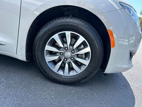 Used 2020 Chrysler Pacifica Touring-L Plus image 8