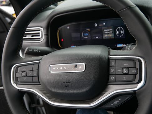 Used 2024 Jeep Wagoneer L Series II image 25