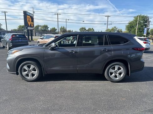 Used 2020 Toyota Highlander LE image 2