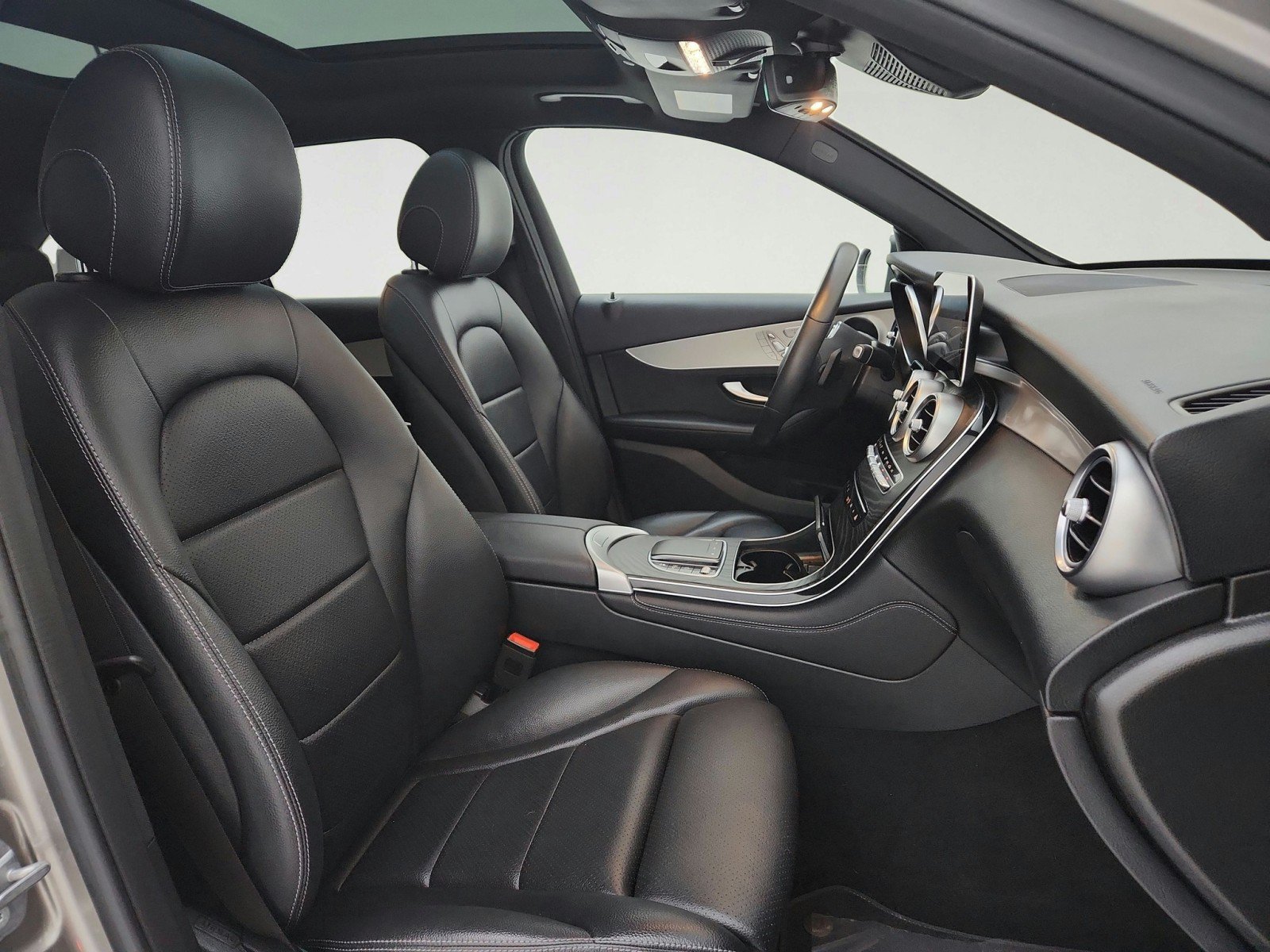Certified 2021 Mercedes-Benz GLC 300 4MATIC w/ Driver Assistance Package image 31