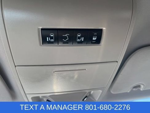 Used 2015 Chrysler Town & Country Touring FWD image 20