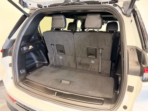 Used 2025 Jeep Grand Cherokee L Altitude RWD image 9