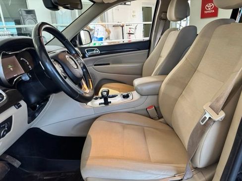 Used 2014 Jeep Grand Cherokee Laredo w/ 18" Wheel & 8.4" Radio Group AWD/4WD image 19