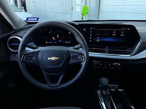 Used 2025 Chevrolet Trax LT image 13
