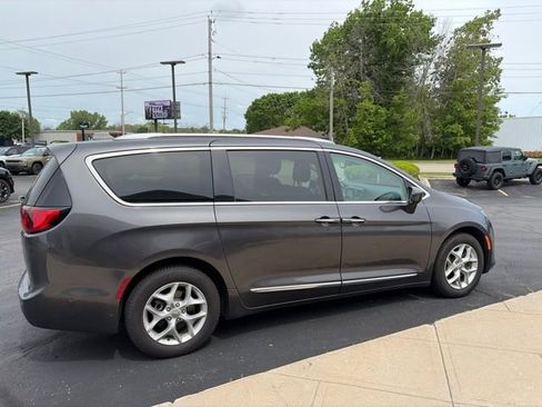 Used 2019 Chrysler Pacifica Touring-L Plus FWD image 13