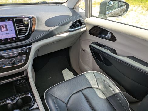 Used 2022 Chrysler Pacifica Limited FWD image 16