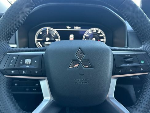 New 2025 Mitsubishi Outlander SE image 23