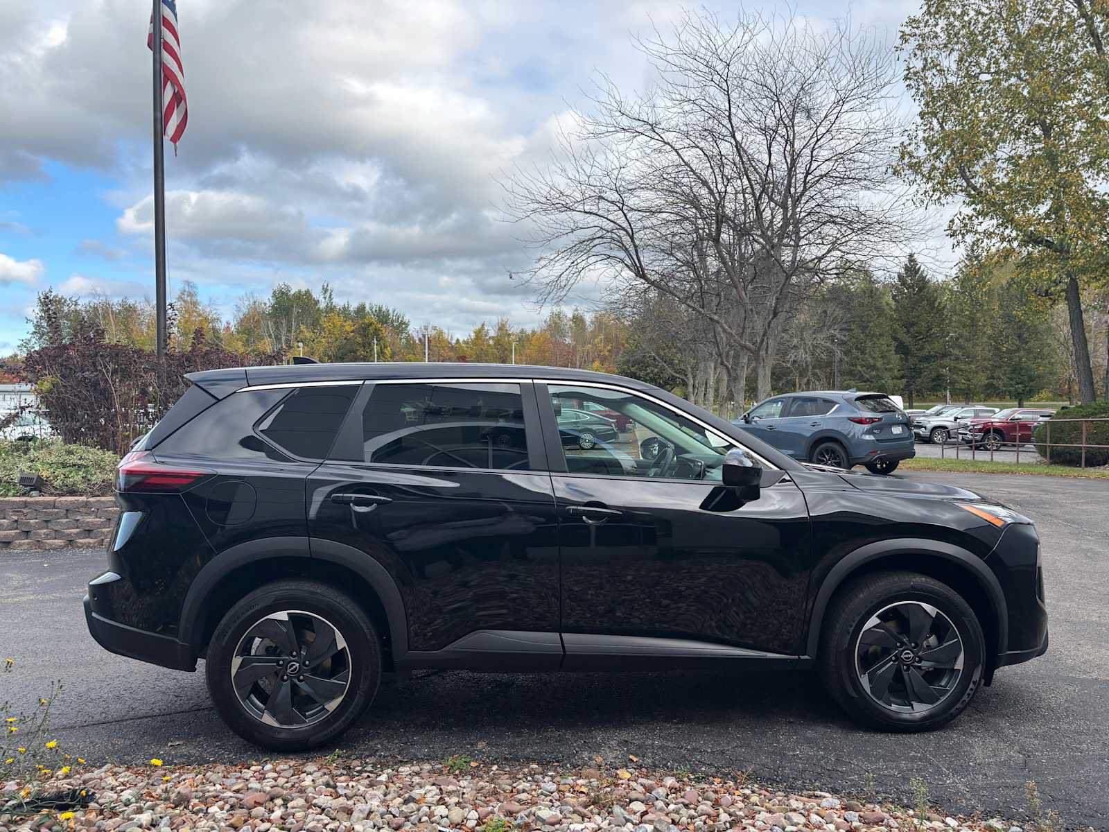 Used 2024 Nissan Rogue SV AWD/4WD image 9
