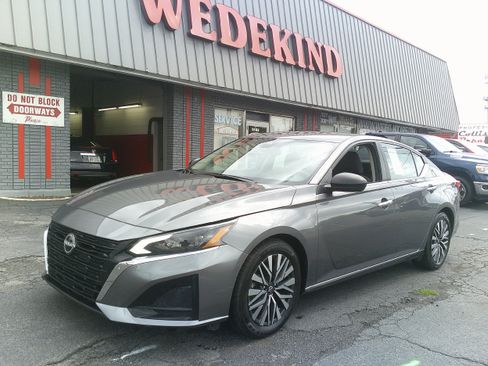 Used 2024 Nissan Altima 2.5 SV FWD image 1